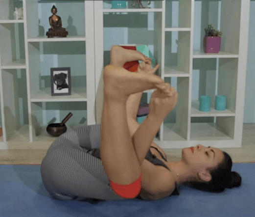 Postura bebê feliz exercicios de ioga