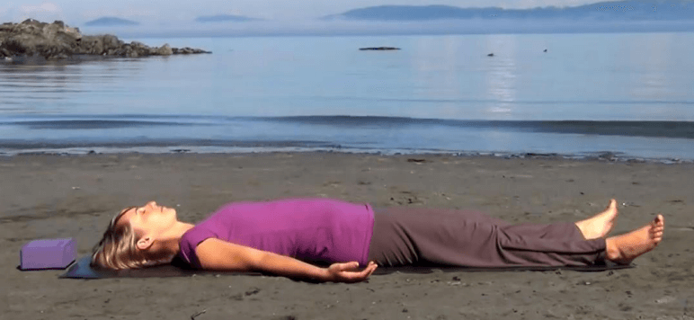 Postura do cadáver para fazer exercicios de ioga