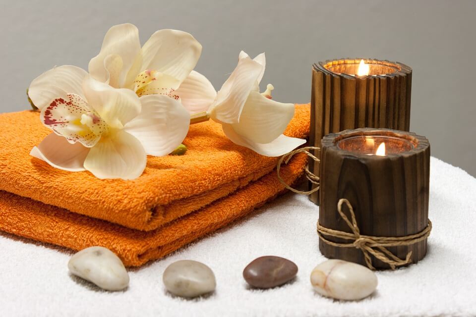 velas, pedras e toalhas massagem relaxante