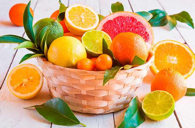 cesta de frutas com alimentos diuréticos