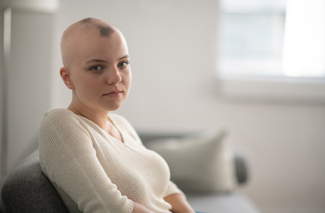 menina com diagnóstico de alopecia