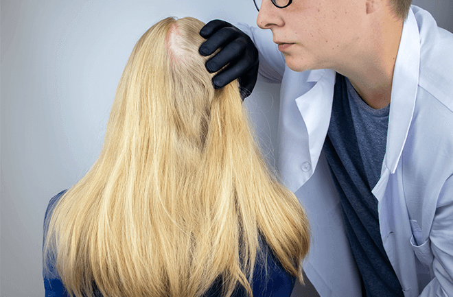 mulher com alopecia sendo examinada