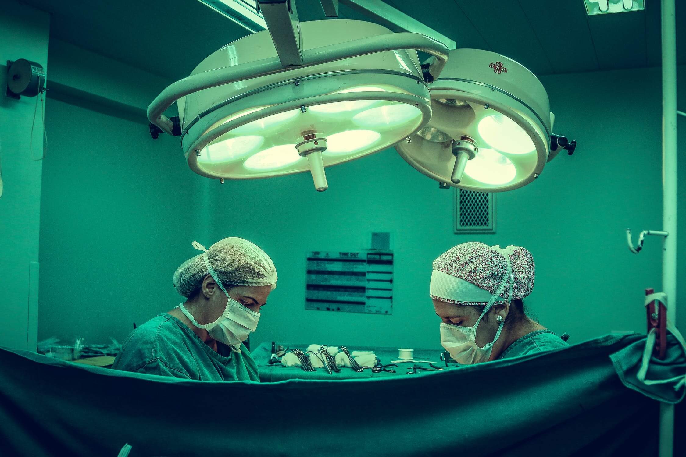 sala de cirurgia com dois médicos operando