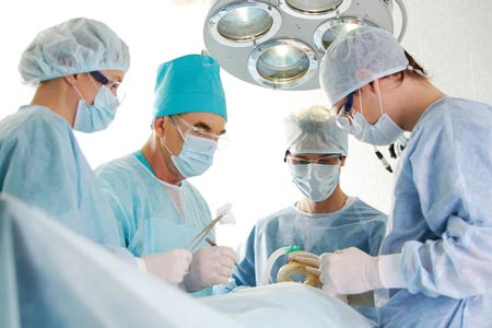 médicos fazendo uma cirurgia plástica