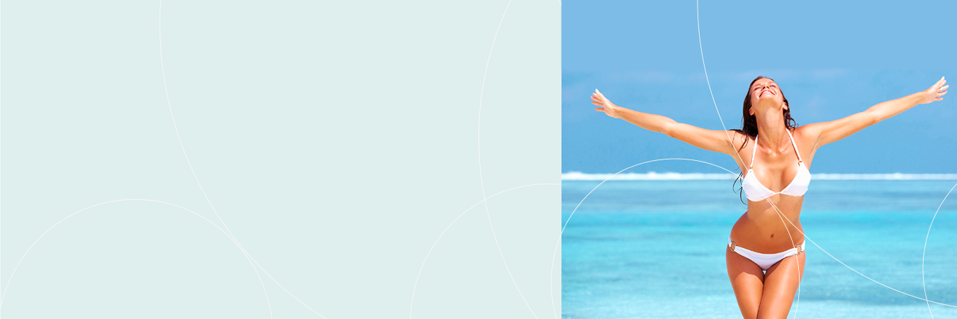 Banner com uma mulher de biquíni branco com os braços abertos em uma praia com água cristalina