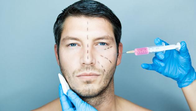 Homem fazendo marcaçõesbo rosto para fazer cirurgia plástica