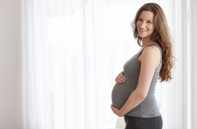mulher grávida após cirurgia plástica no abdômen ou abdominoplastia