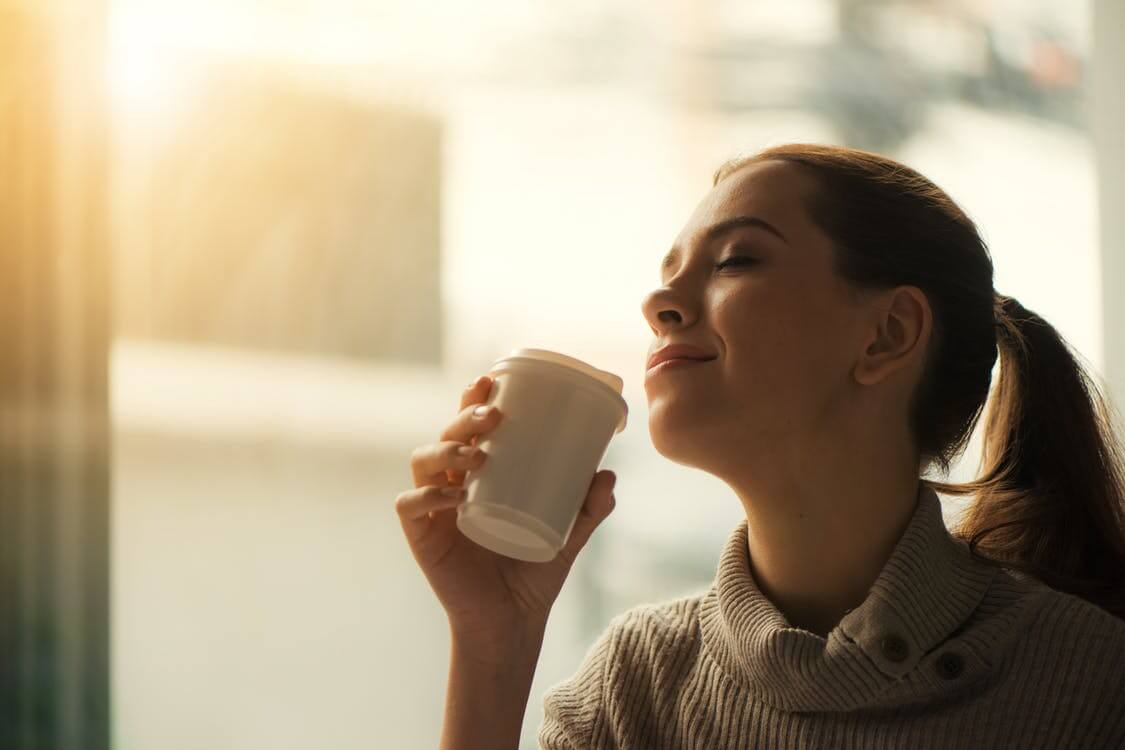 mulher relaxando e tomando um café 