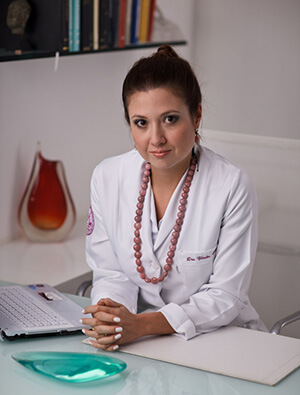 A médica endocrinologista Dra. Cláudia Chang em seu consultório