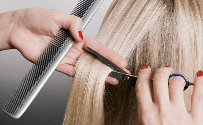 comprimentos de cabelo sendo cortado