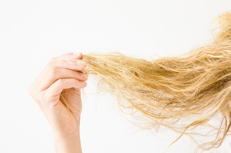 saiba o que fazer e como evitar o corte químico nos cabelos.