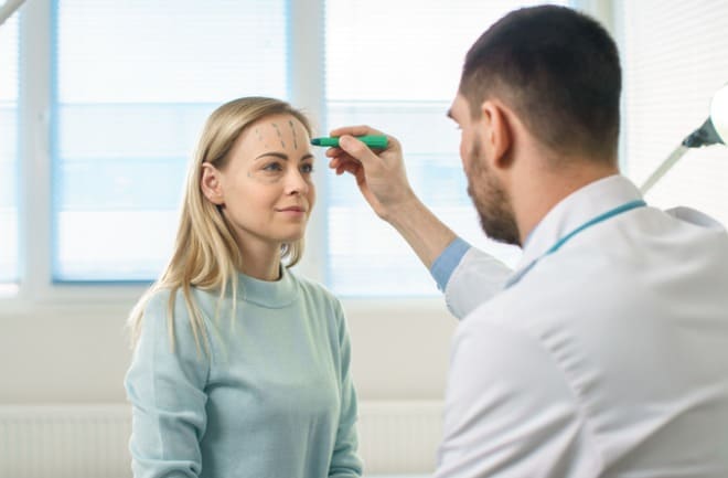 mulher sendo preparada para cirurgia