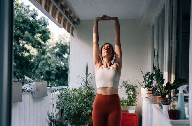 mulher utilizando técnica de meditação