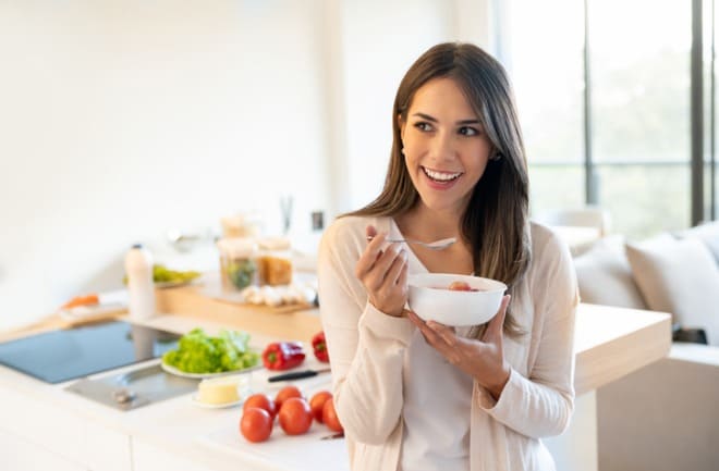 mulher com alimentação saudável