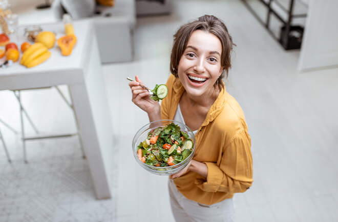 mulher consumindo dieta vegana