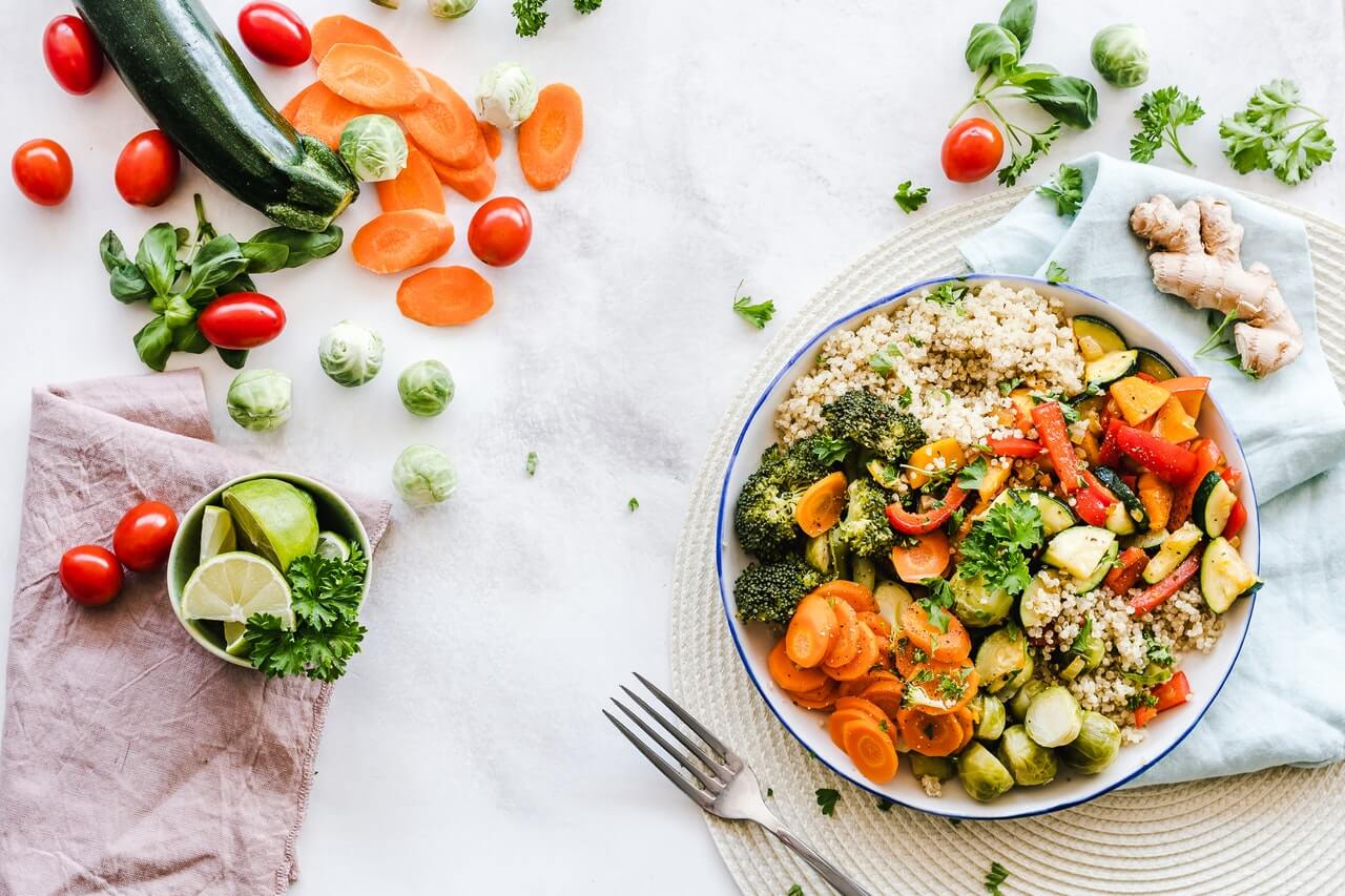Prato sobre a mesa com saladas e legumes para dieta para emagrecer