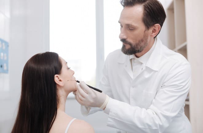 mulher realizando consulta de preenchimento facial