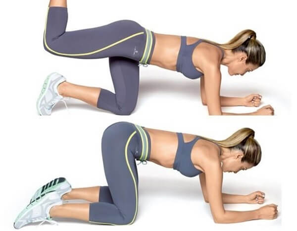 Mulher fazendo exercícios para as pernas usando quatro apoios