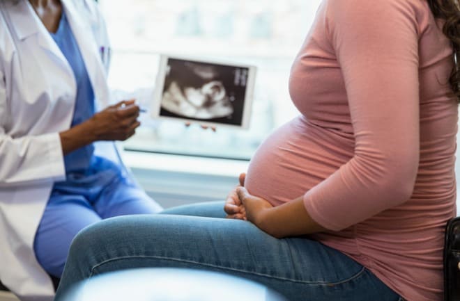 mulher grávida realizando consulta média