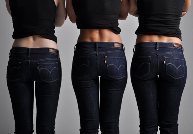 Mulheres de costas vestindo calça jeans