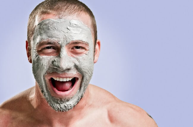 homem com mascara de hidratação no rosto para fazer uma limpeza de pele masculina