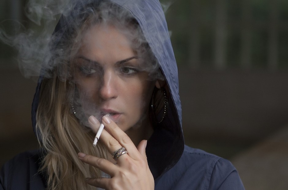 Fumar causa danos à saude da pele da mulher