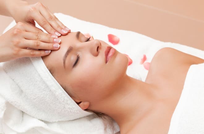 mulher recebendo massagem facial