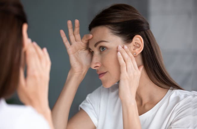 mulher analisando seu rosto para realizar botox preventivo