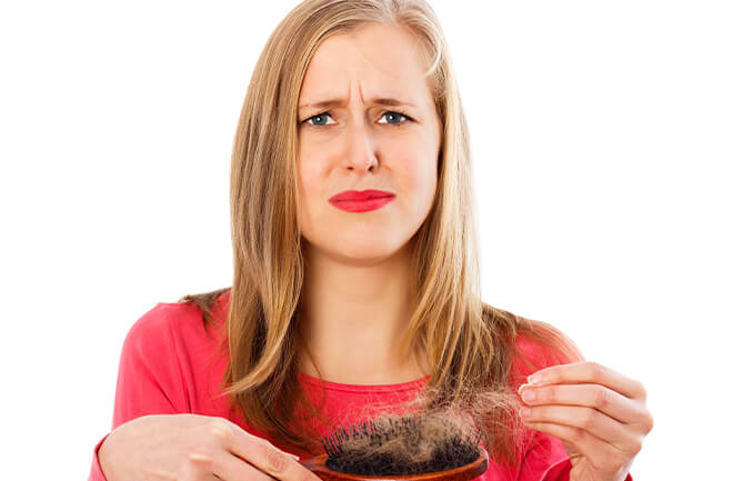mulher preocupada comqueda de cabelo na menopausa