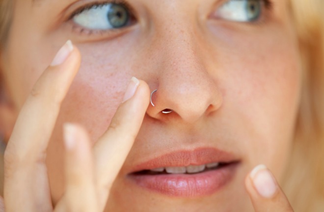 mulher com piercing no nariz após rinoplastia