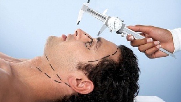 Homem deitado em uma maca fazendo uma medição para uma cirurgia plástica de nariz