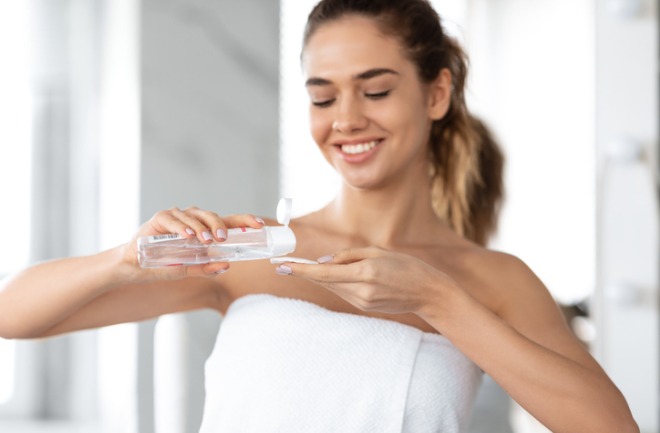 mulher fazendo skin care para pele sensível com água micelar
