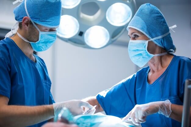 cirurgiões se comunicando pelo olhar em cirurgia