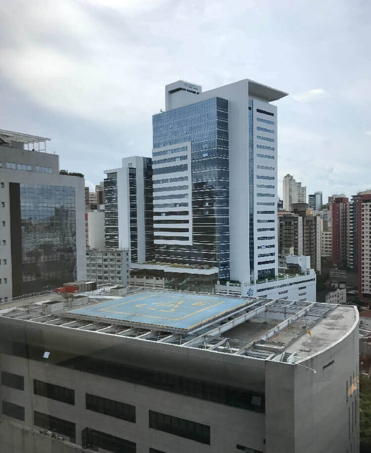 Vista de prédios e um heliporto da Clínica Dra. Luciana Pepino
